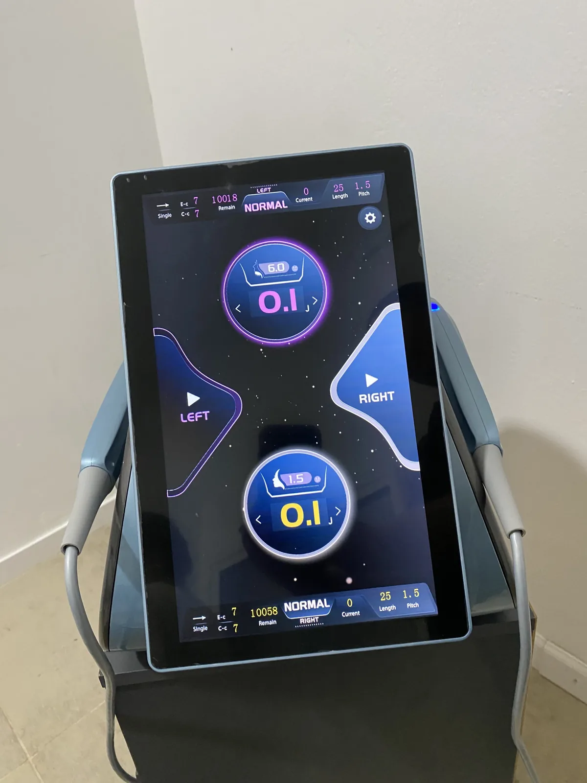 Consola del equipo HIFU 12D Max de Antoá con la pantalla de parámetros encendida