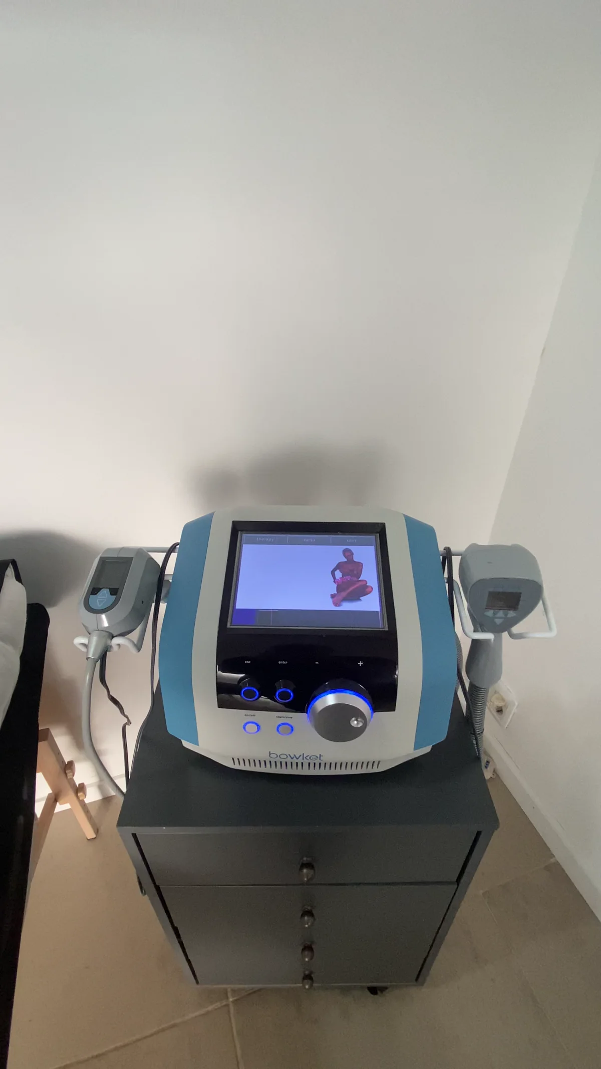 Equipo RadioLift 360 de Antoá: consola con pantalla táctil y los cabezales de radiofrecuencia y ultrasonido