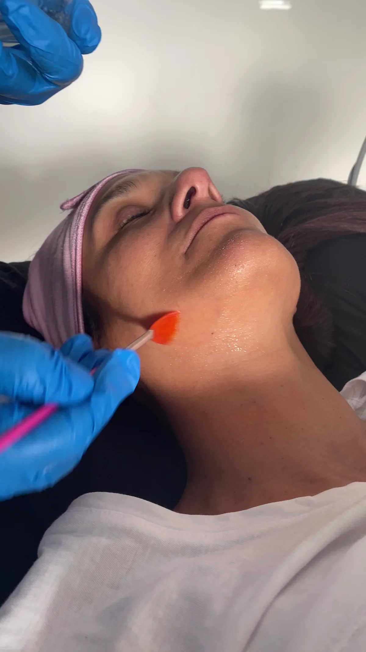 Sesión de RadioLift 360 en Antoá: la terapeuta desliza el cabezal sobre el rostro de la clienta, que descansa relajada