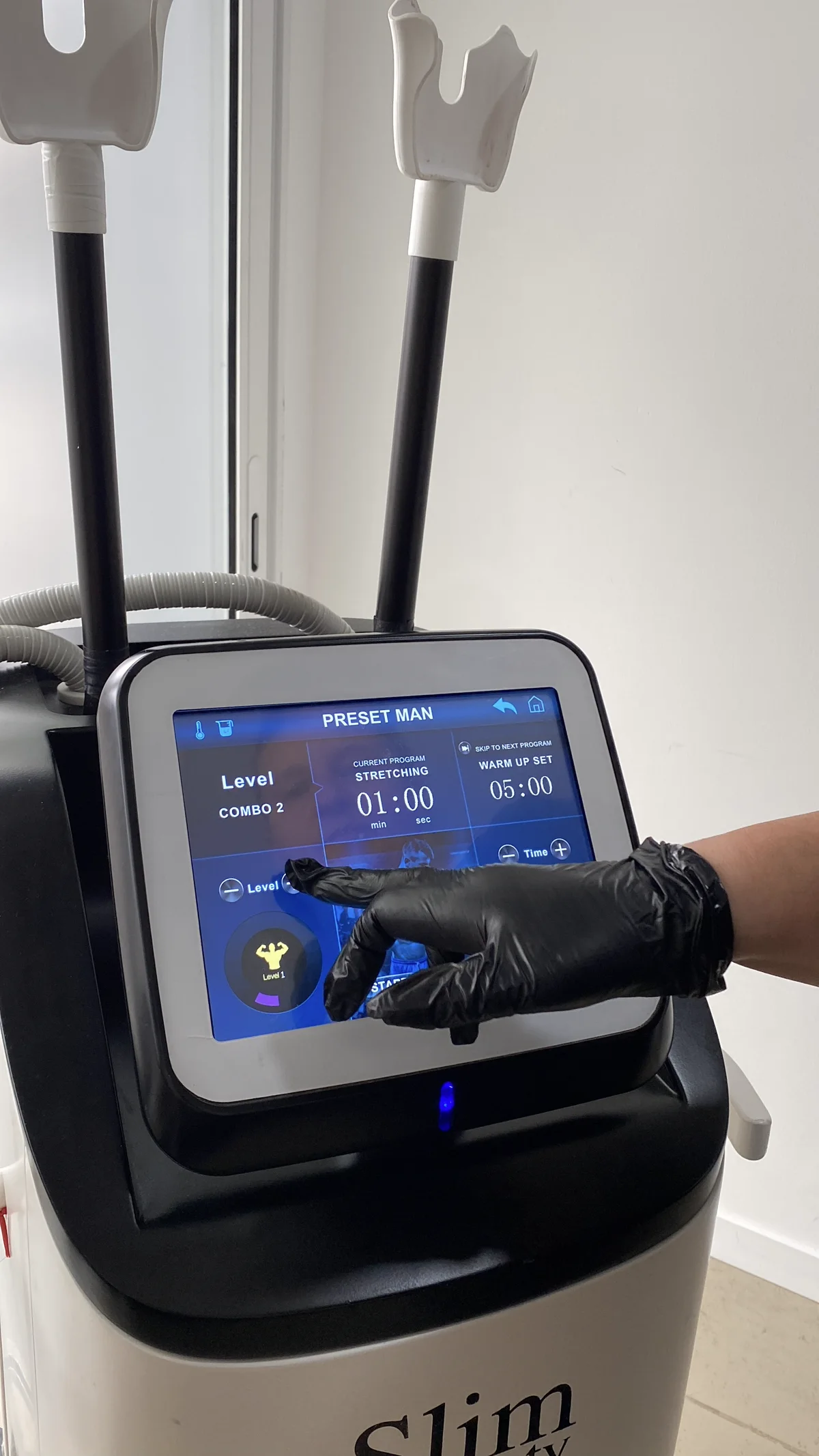 Equipo de SculptFit de Antoá: consola con pantalla de programas (presets) y los aplicadores electromagnéticos